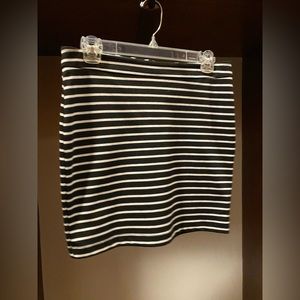 Forever 21 Black and White Bodycon mini skirt in size medium